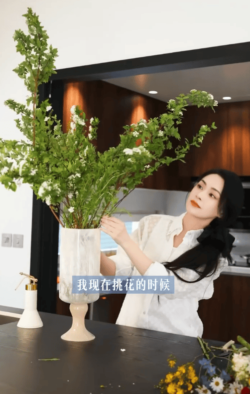 阿娇在家里插花，化身花艺少女。