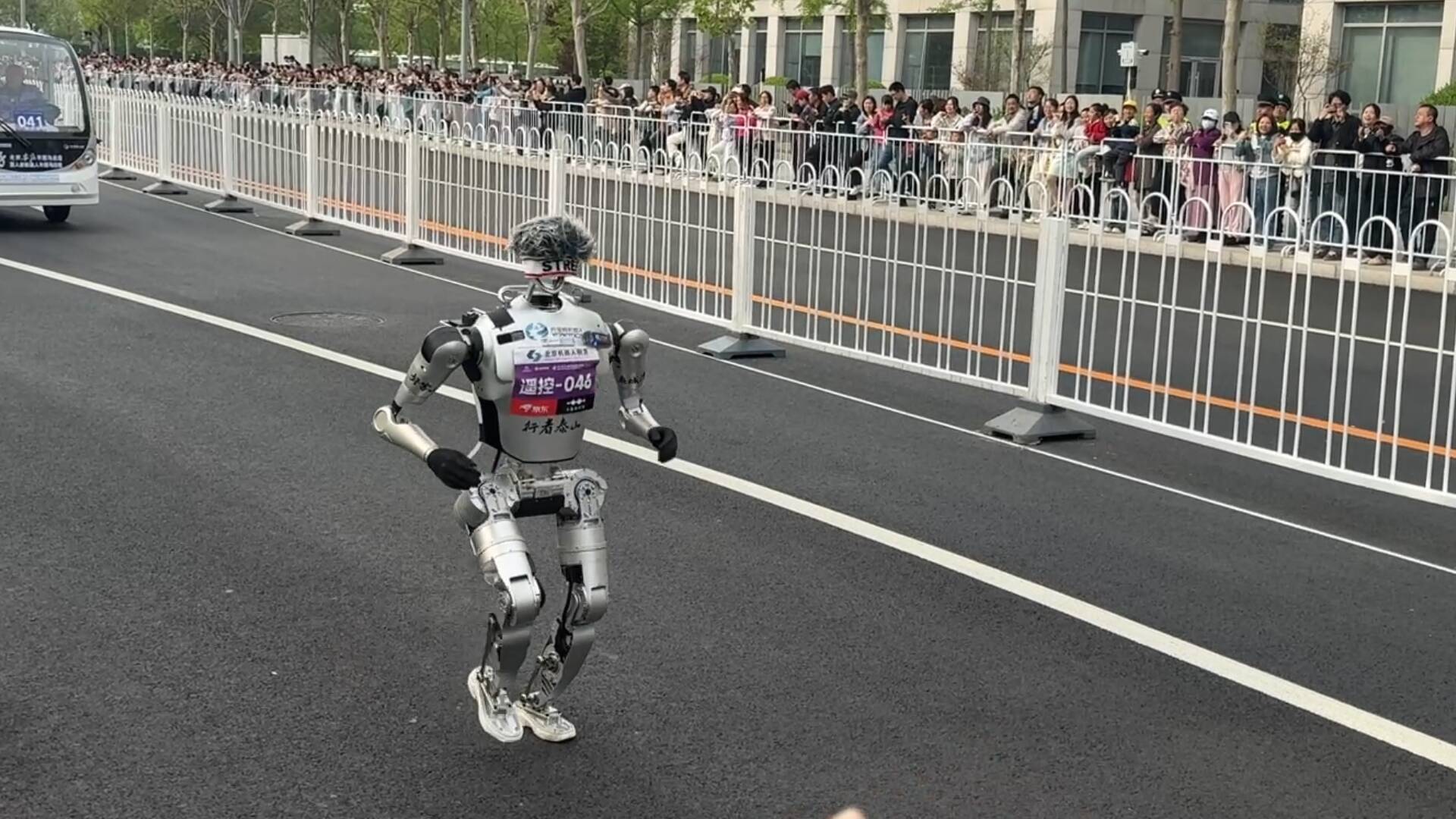 跟着山东的人形机器人 去跑一场马拉松