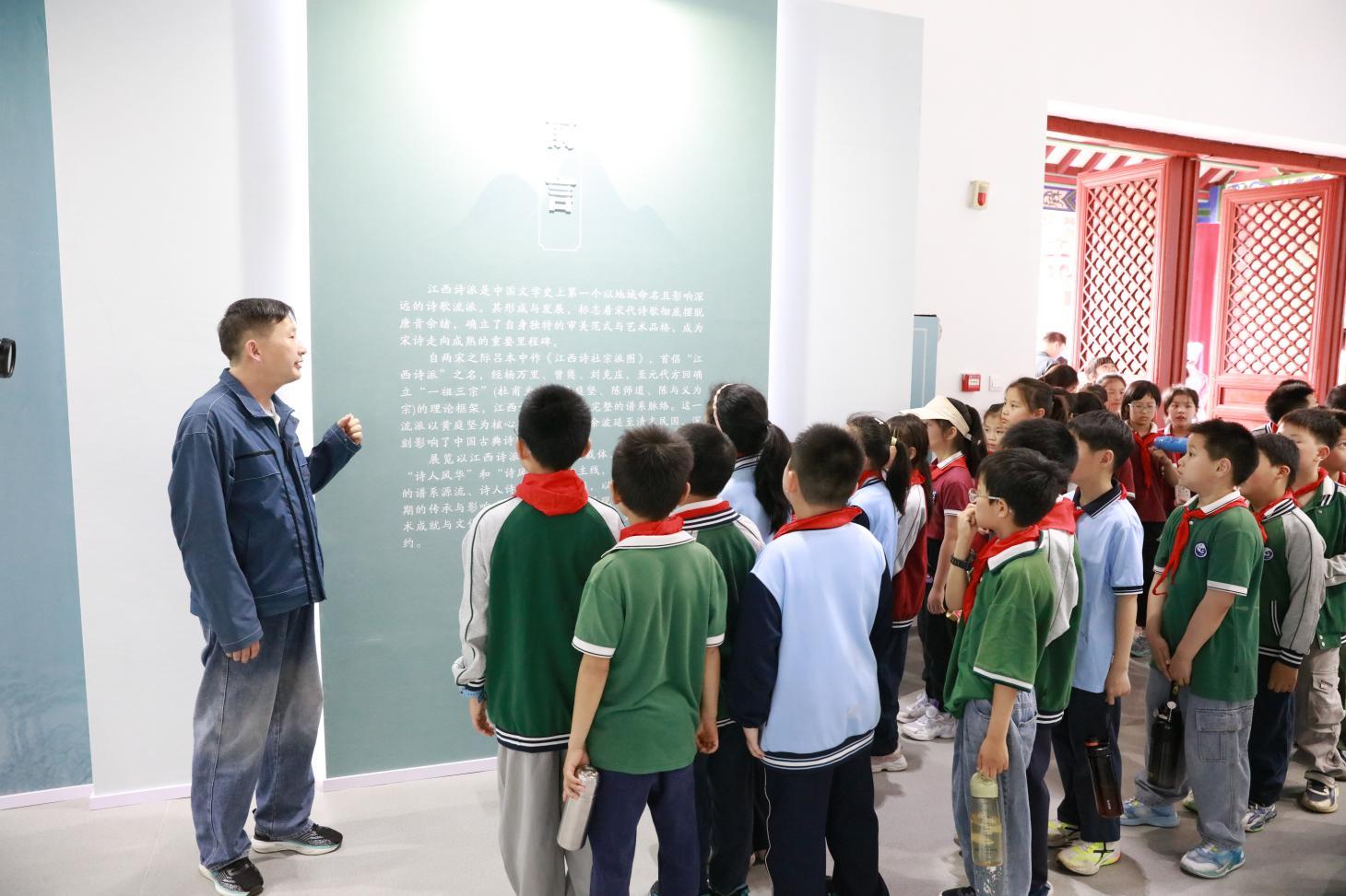 参观“江西诗派”典籍特展的学生们。江西省图书馆 供图