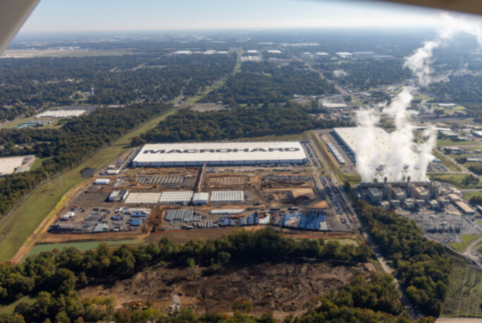 图注：左边是在建的Colossus3，右边是成排的燃气轮机正在发电，清晰可见烟气排放，远处是孟菲斯周边绿地与社区。图源：南方环境法律中心