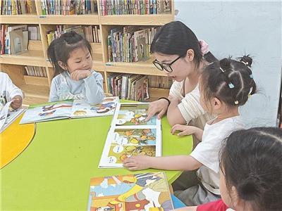 孩子们在老师的指导下阅读绘本