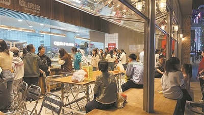 顾客在“恰恰包”门店排队