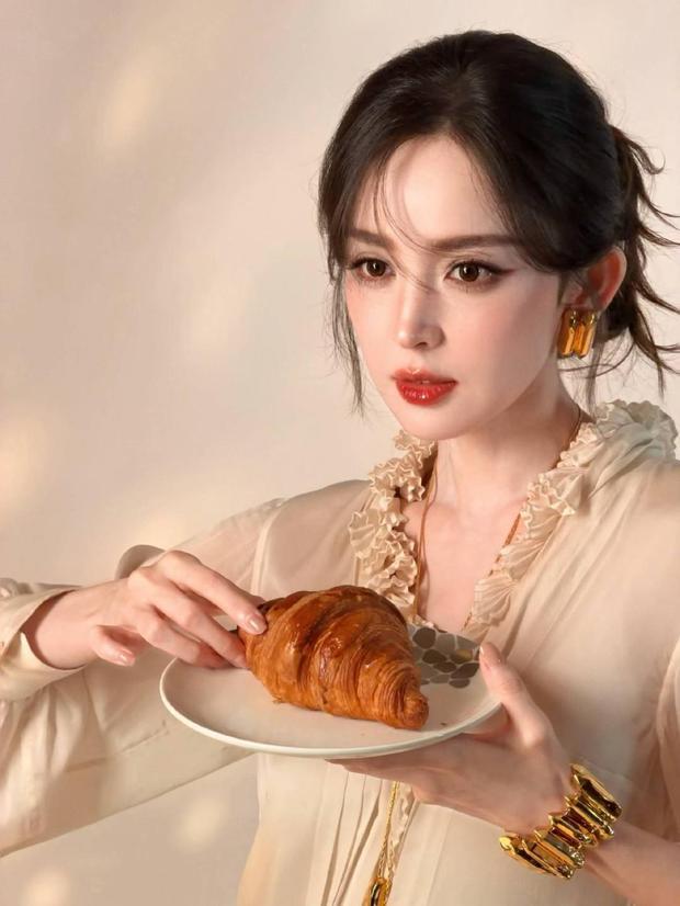 娜扎美貌养眼。