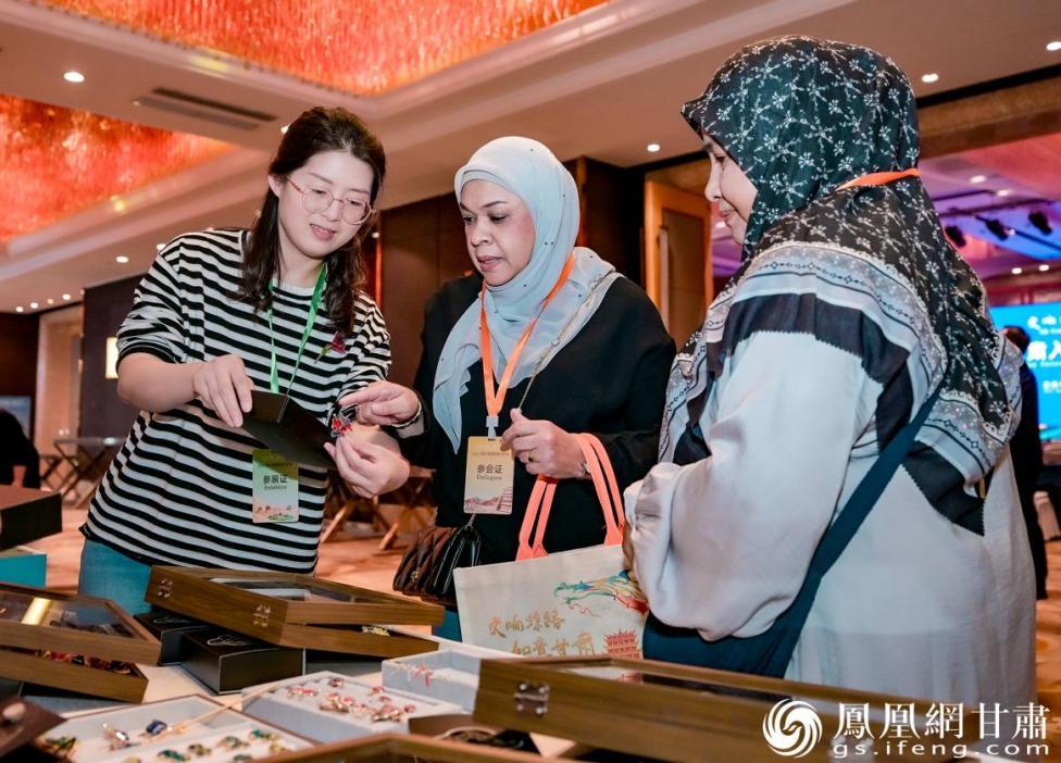 境外旅行商了解甘肃非遗手工艺品