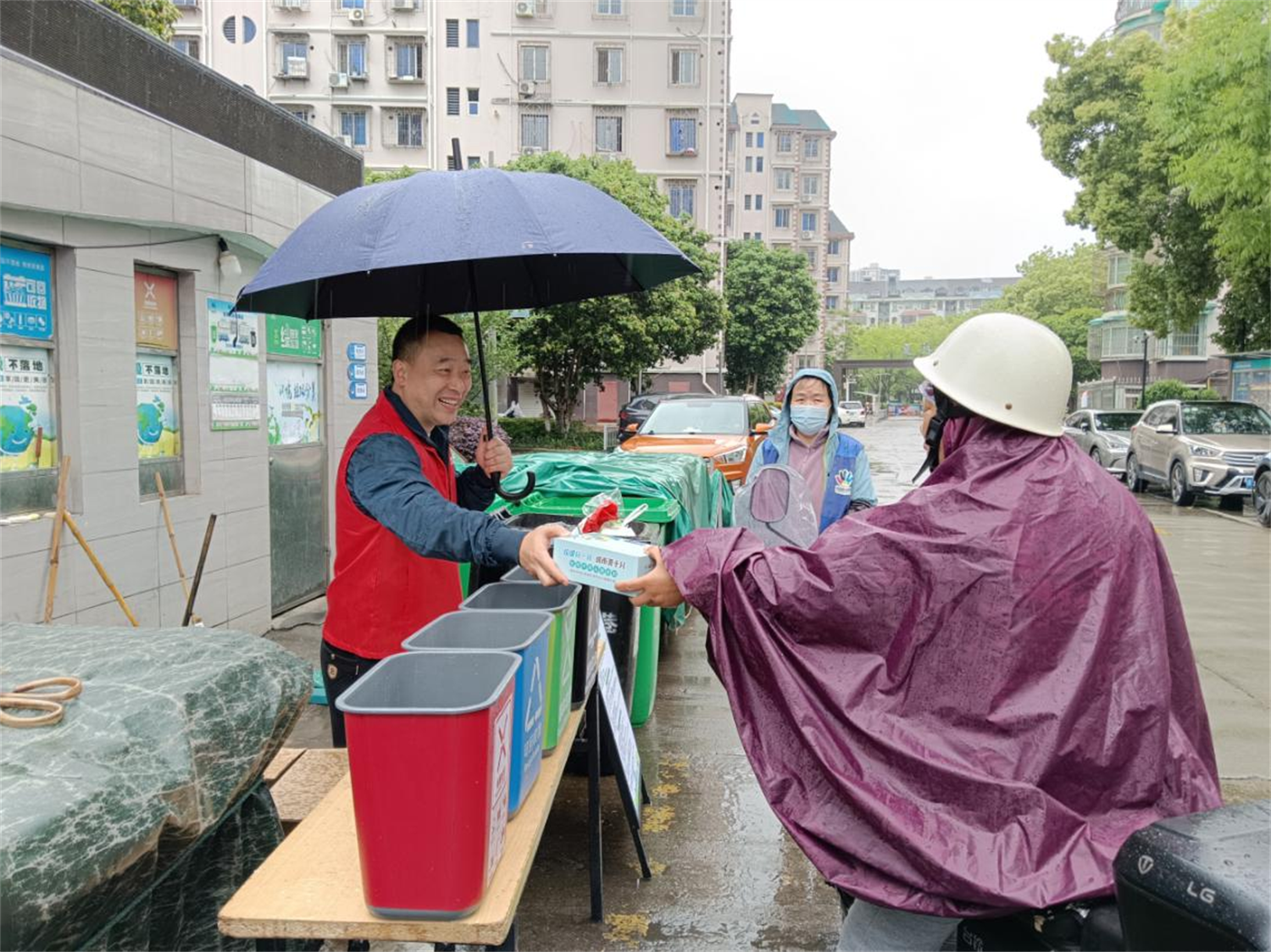 地球日，鄞州这群“志愿红”太拼了！套圈、变脸、洗垃圾桶……垃圾分类还能这么玩？