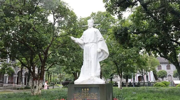 吉安白鹭洲书院门口的文天祥雕像。新华社发（谭茜予 摄）