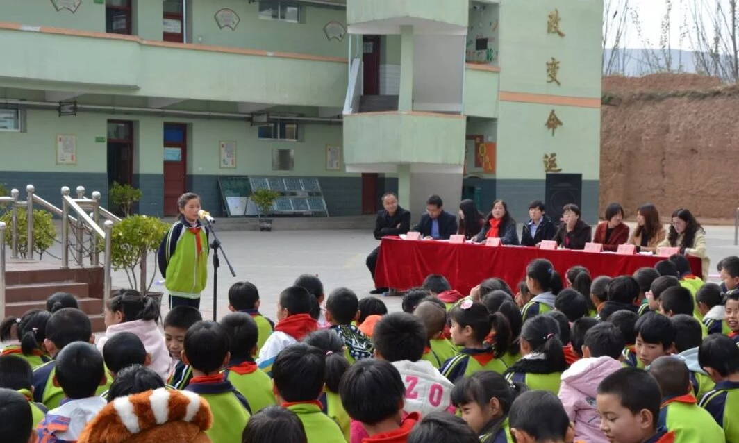 临洮县二十铺小学开展的“国旗下的阅读分享会”（临洮县委宣传部供图）