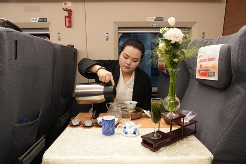 列车乘务员带来茶艺展示。