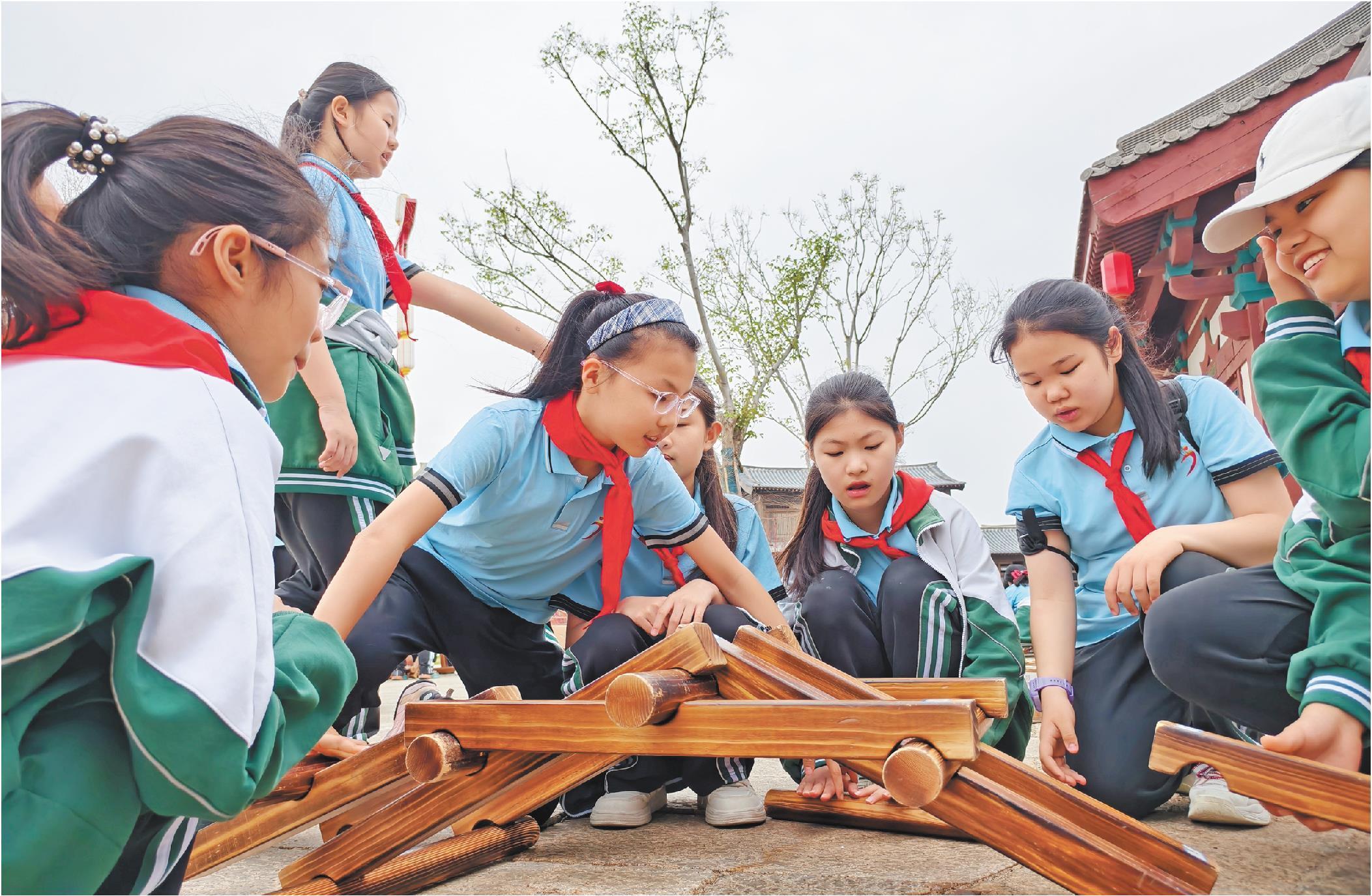 □记者徐付彪通讯员石少军苏安矗报道 4月16日，德州市中小学春假首日，在乐陵影视城，学生们进行丰富多彩的实践活动。