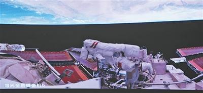 在北京航天飞行控制中心屏幕上拍摄的王杰出舱画面。