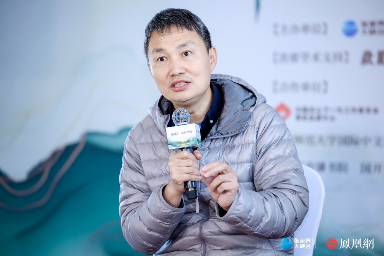 (隐居乡里创始人、中国旅游协会民宿客栈与精品酒店分会顾问、北京观光休闲农业行业协会民宿专委会会长陈长春在张家界悦读共创大会上作分享。)