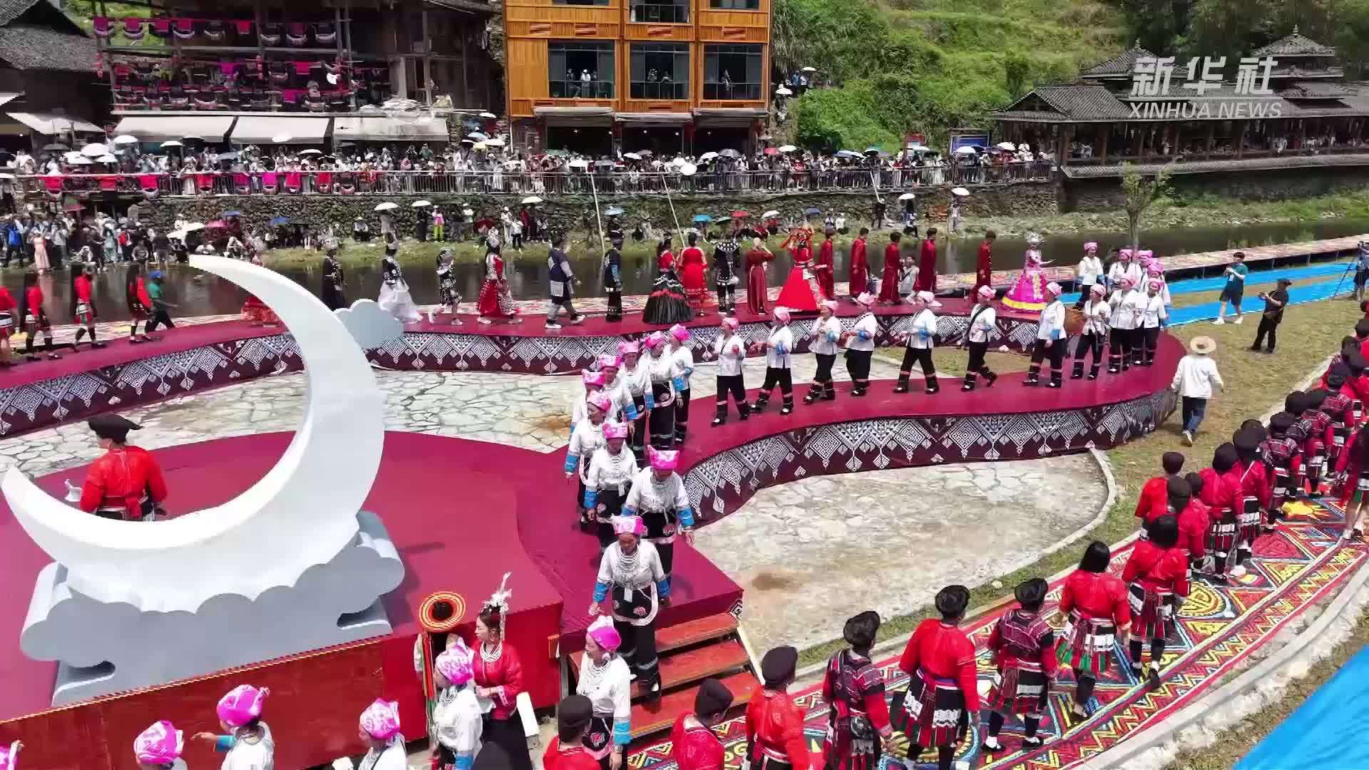 广西龙胜：中外游客沉浸式体验多民族风情