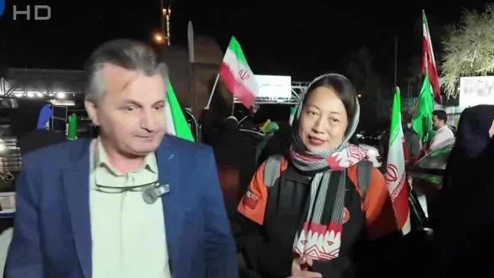 德黑兰广场上的医生：白天坐诊，晚上义诊