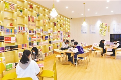 读者在孺子书房樟树林分馆阅读