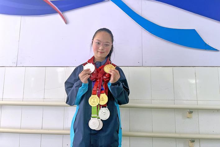 赵雯玥展示奖牌 摄影：楚天都市报极目新闻记者周萍英