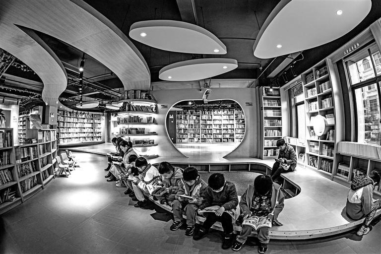 孩子们在城市书房阅读