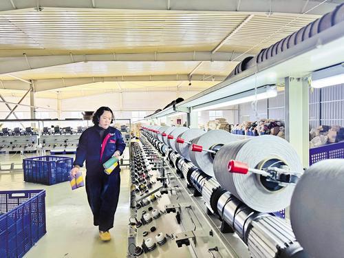 3月12日，清河县兴利智能针织共享工厂生产车间，工人在处理纱线。本报记者 常方圆摄