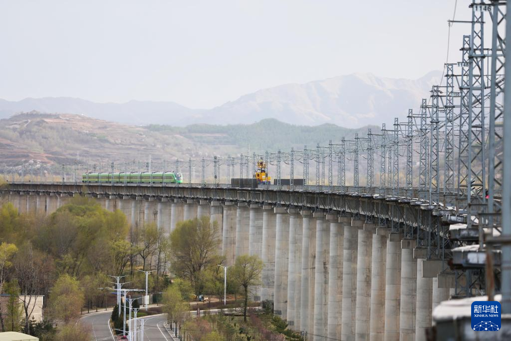 4月17日，兰州供电段职工在兰渝铁路甘肃省定西市渭源县境内进行接触网集中修作业。新华社发（王克贤　摄）