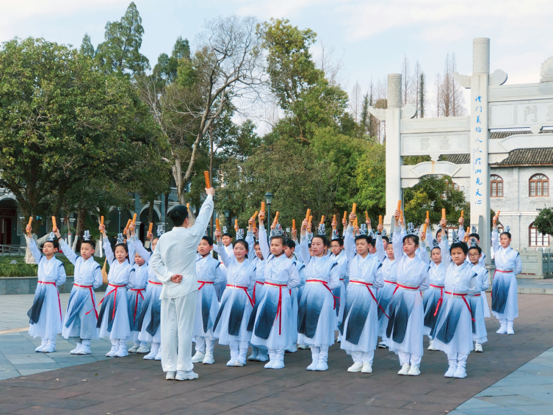 北门小学学生在白鹭洲书院开展《正气歌》集体诵读。刘蓉、全媒体记者郭弘毅 摄