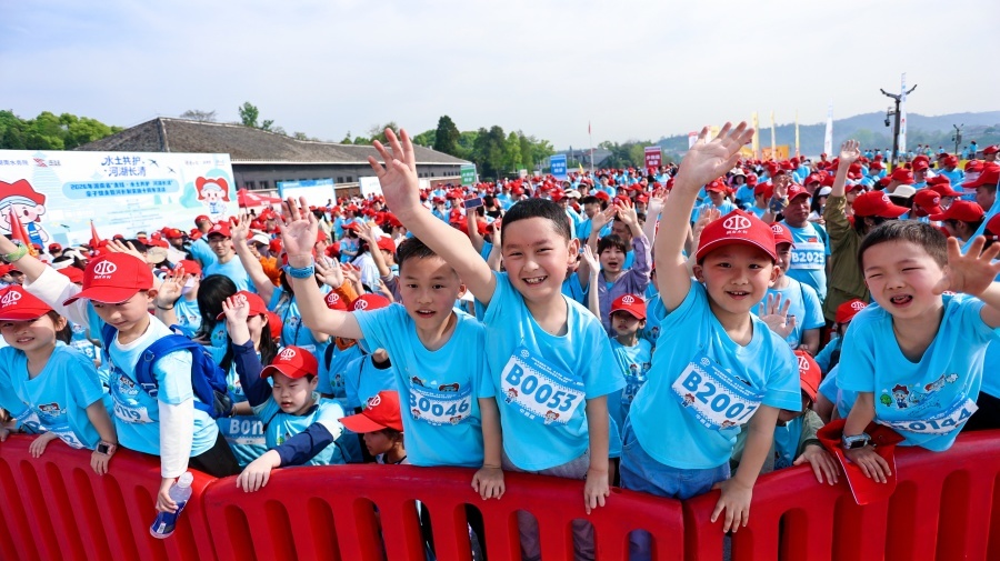 数千名“走娃”奔跑芷江 河长制实施十周年亲子健走活动举行