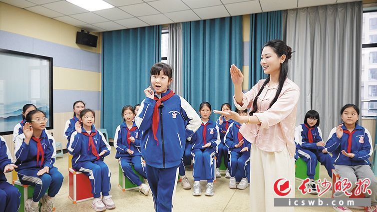 在湖南师大附中星城实验第二小学的录播教室里，音乐老师刘洁（前排右一）正在教唱传统戏剧。长沙晚报全媒体记者 林暘 摄