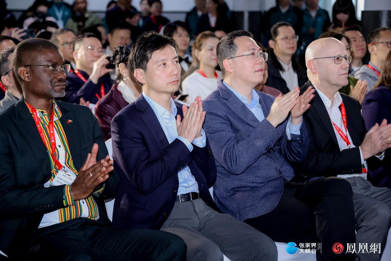 （左起：津巴布韦驻华大使馆公使衔参赞斯坦利&middot;班达、凤凰新媒体CFO吕靖、张家界市委常委、市委宣传部部长吴文海、湖南大学岳麓书院美籍教授戴彼得。）