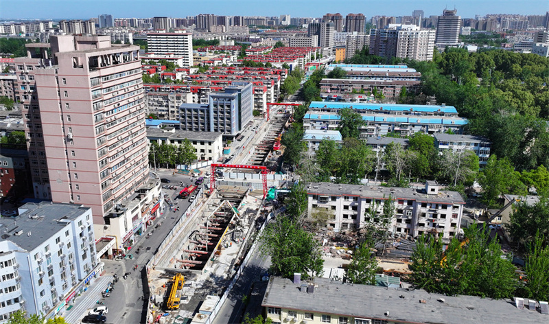 4月20日，中铁二十局集团工人在石家庄地铁5号线一期工程合作路站建设现场施工。