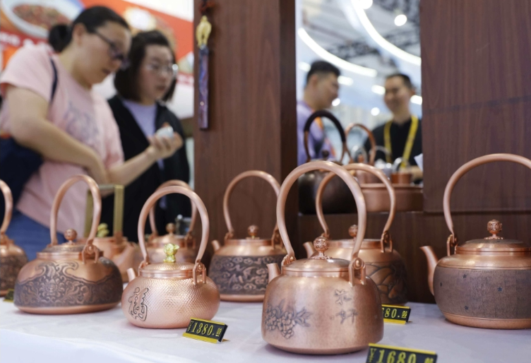 贵溪錾刻工艺品。冯小敏/摄