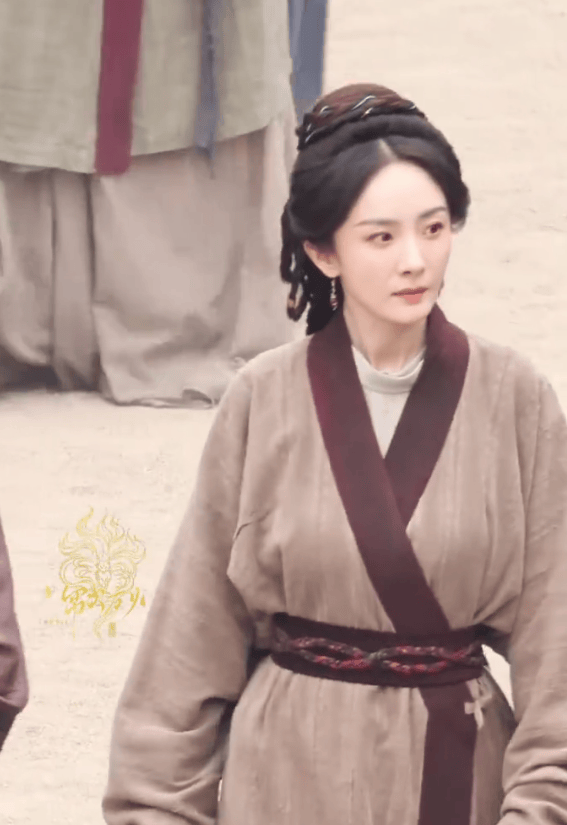 杨幂长发盘起工作非常认真。