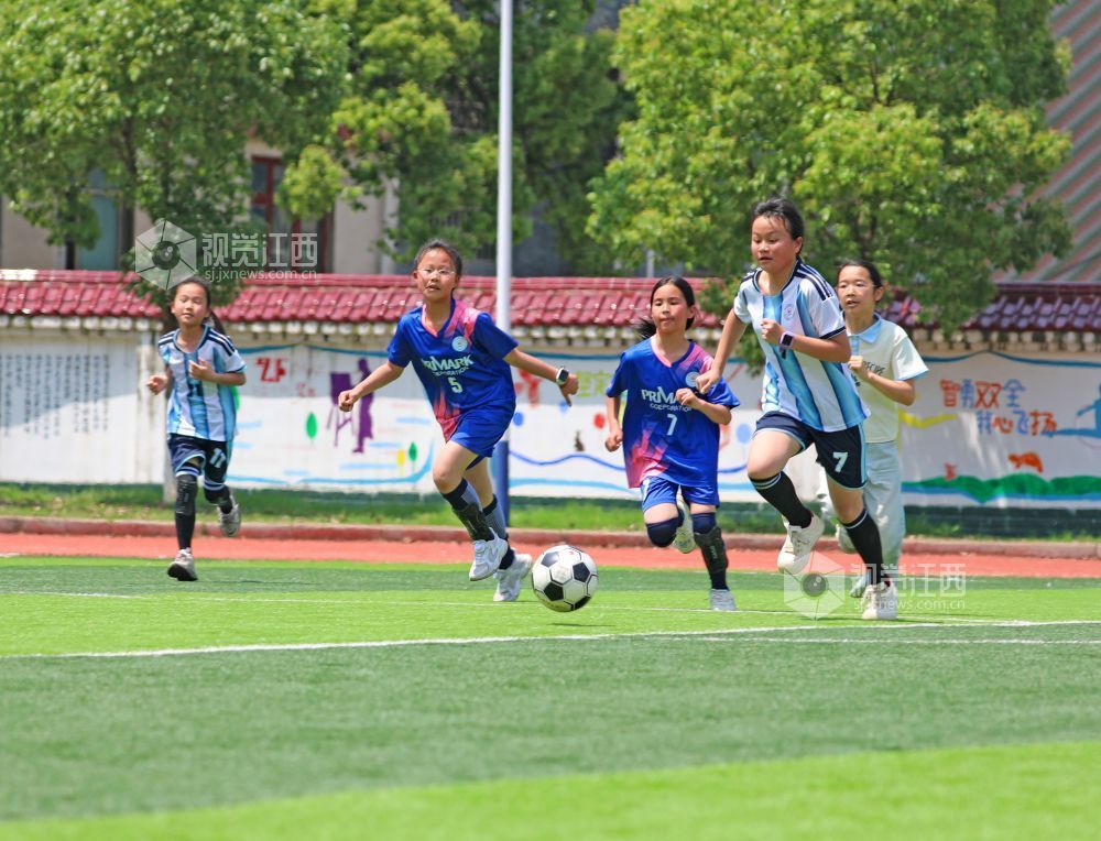2026年4月20日，江西省吉安市泰和县滨江小学学生正在校园足球联赛上竞技比拼。