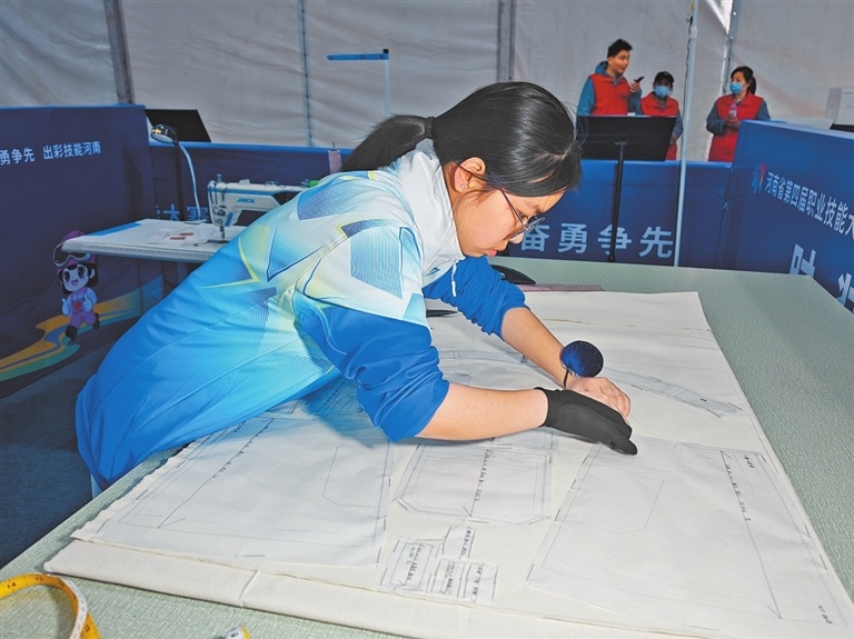 付雨鑫在进行时装技术赛项考核。记者 郭兵 摄