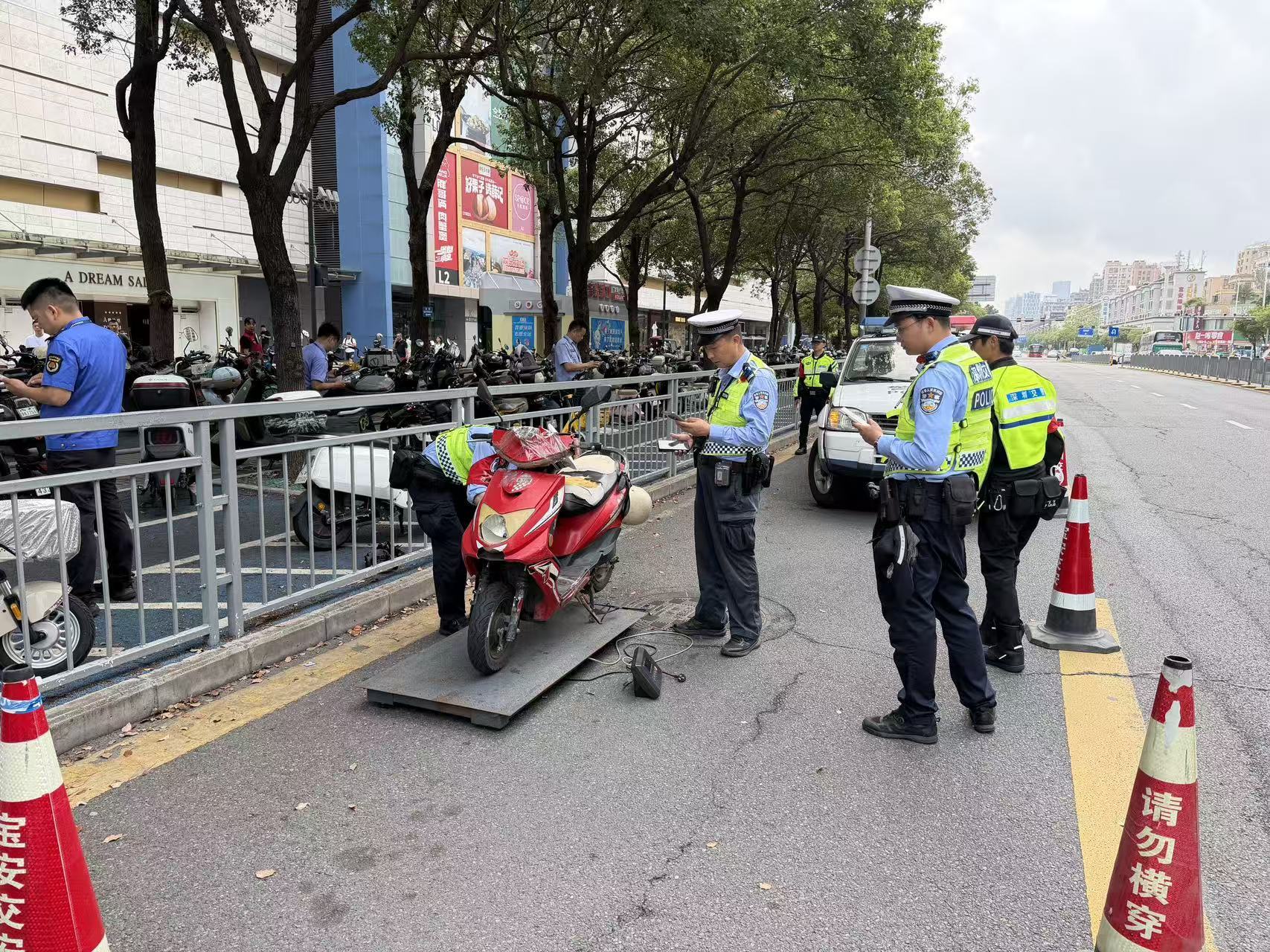 西乡街道开展电动自行车及三轮车交通安全综合治理行动