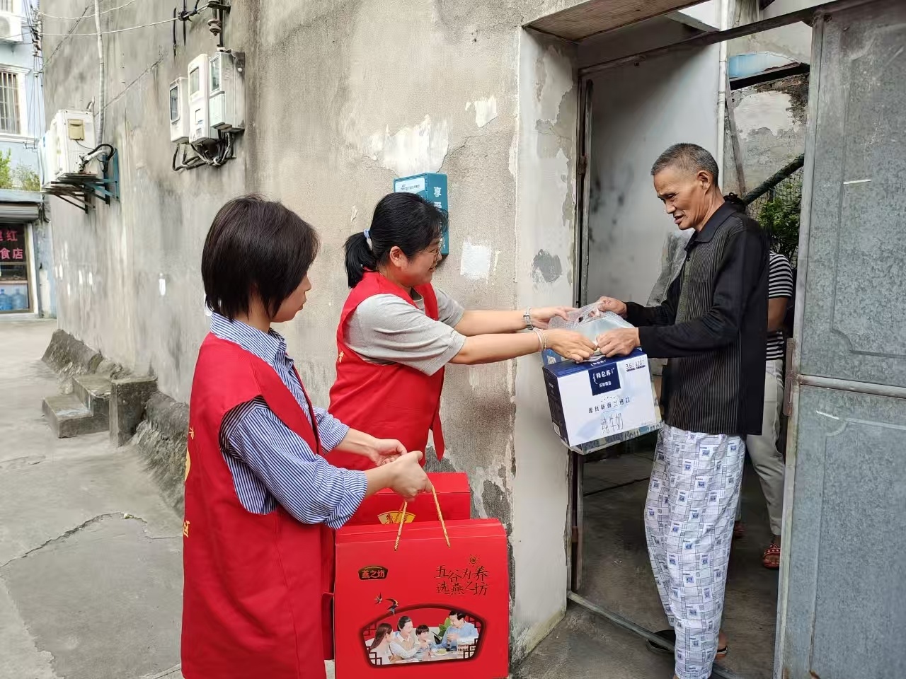 “幸福来敲门”志愿者上门陪聊慰问 社区供图