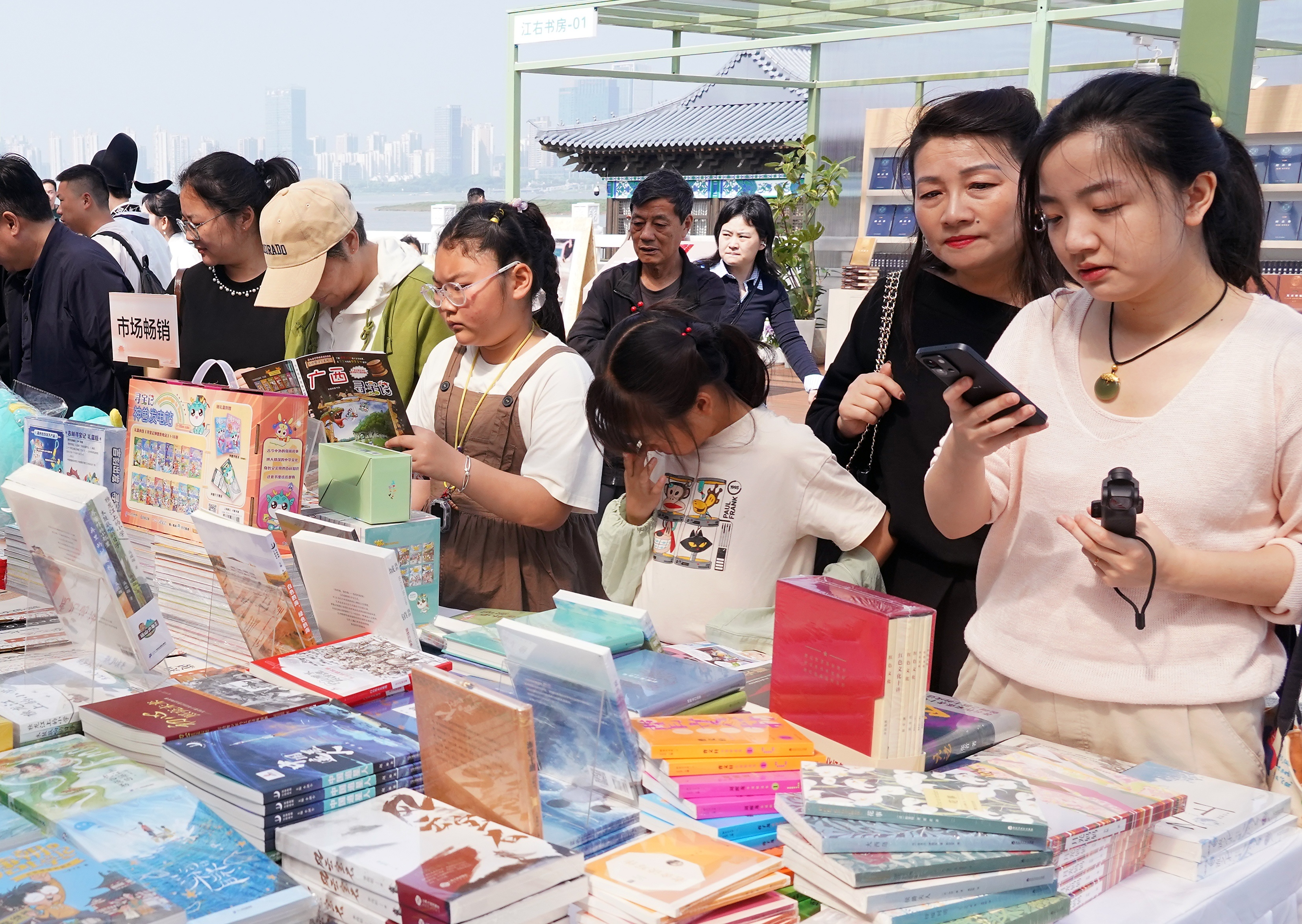 ▲图为江右书市现场。 江西晨报首席记者 杨鸣 图