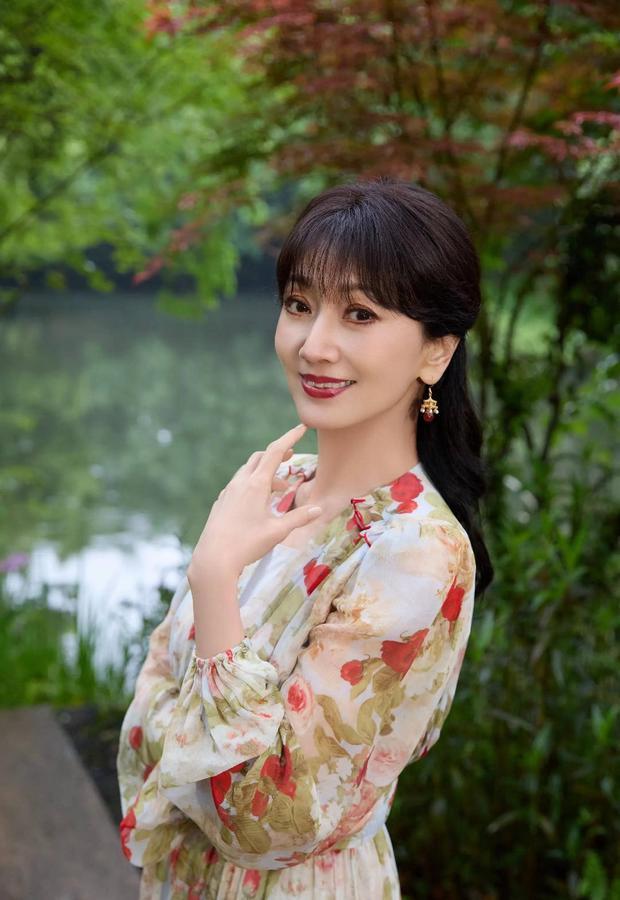 赵雅芝笑靥如花，心情愉悦。