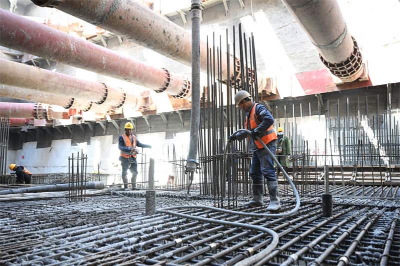 4月20日，中铁二十局集团建设者在石家庄地铁5号线一期工程合作路站建设现场浇筑混凝土。