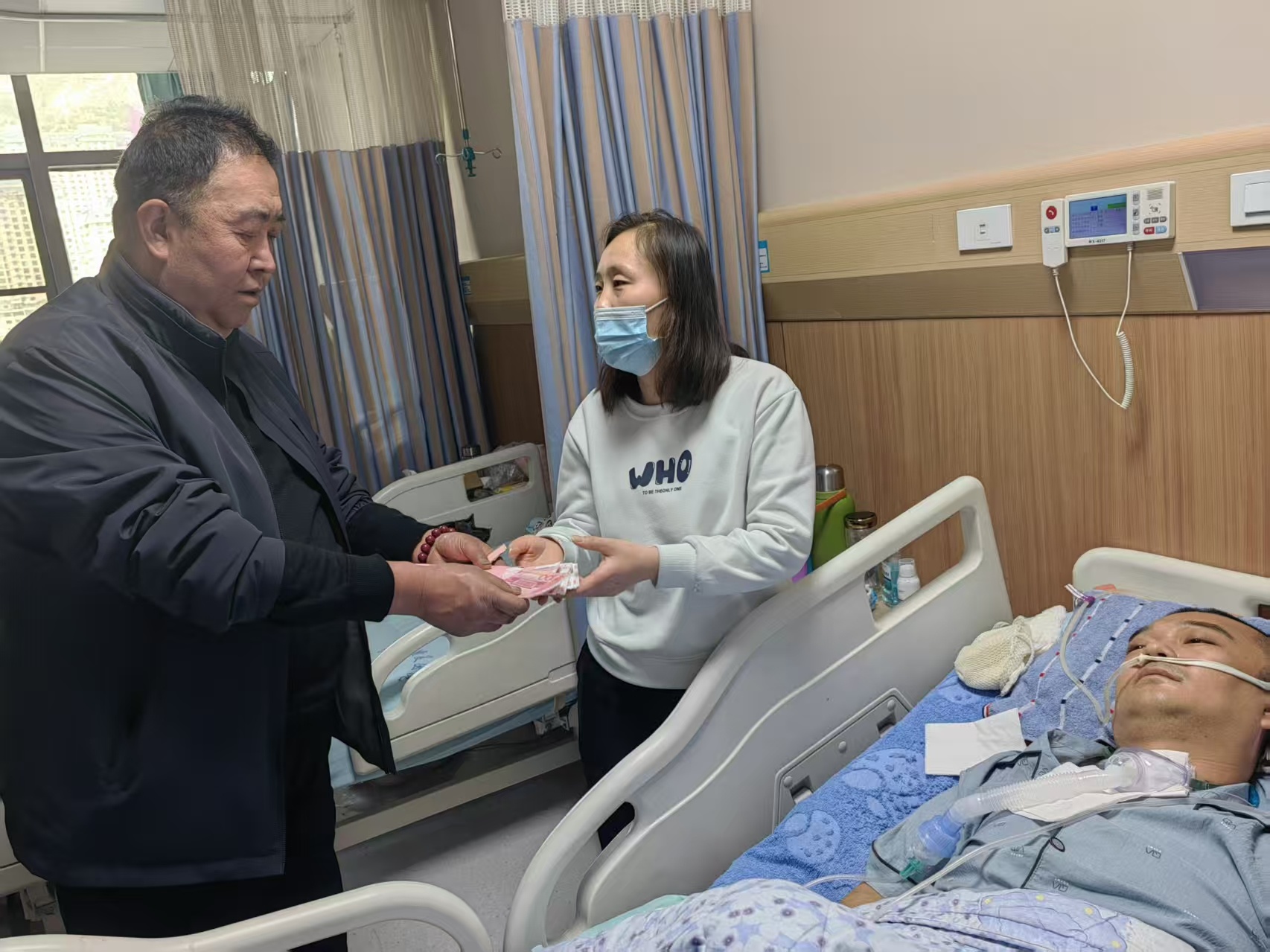 将善款交到家属手中