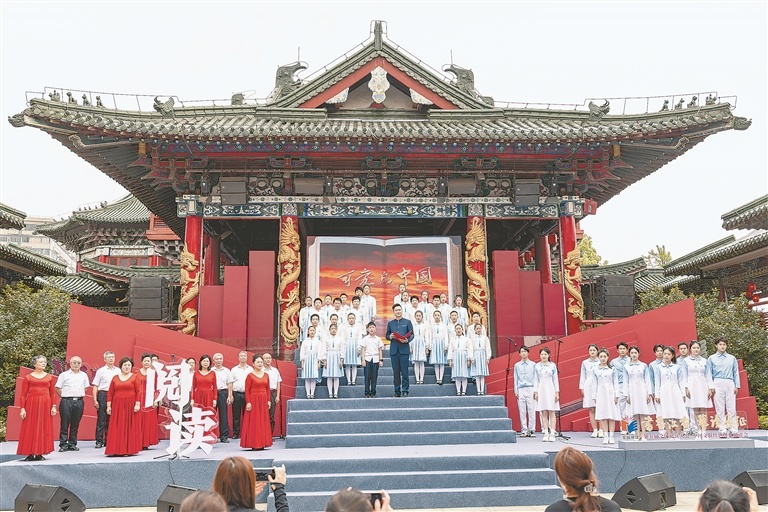 4月20日，第五届全民阅读大会“江右读书”系列活动在南昌滕王阁公共区开展，著名演员侯京健、烈士方志敏的后代与演职人员一起诵读《可爱的中国》。 本报全媒体记者 徐 铮摄