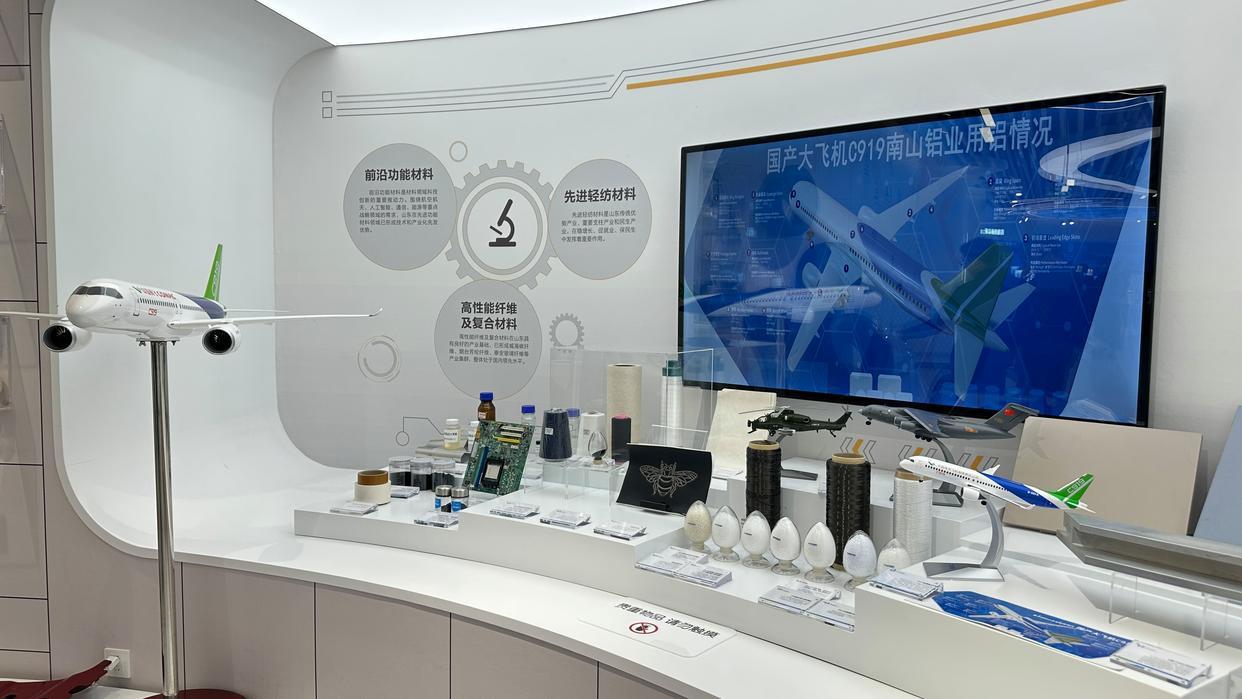 山东科技大市场展厅中展示的代表性鲁企科技成果转化案例一隅。新华网 郑然 摄