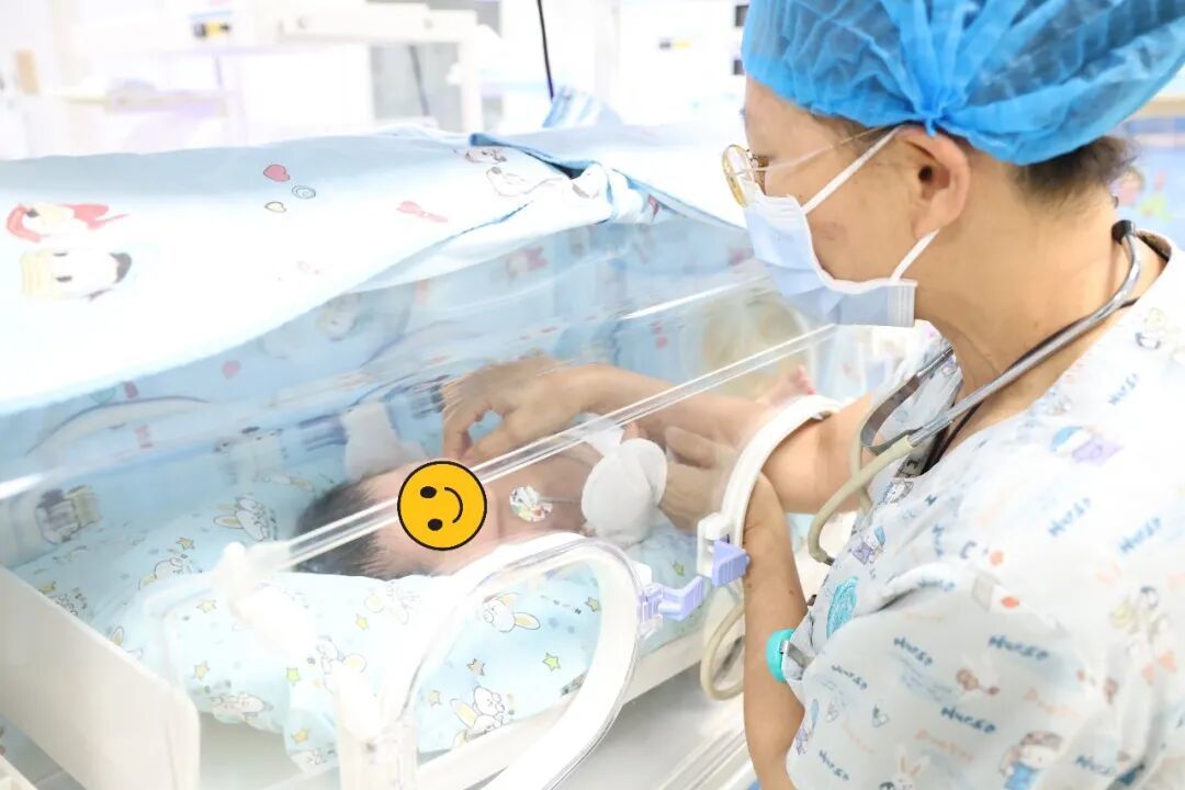 新生儿科主任蒙晶为小川做检查
