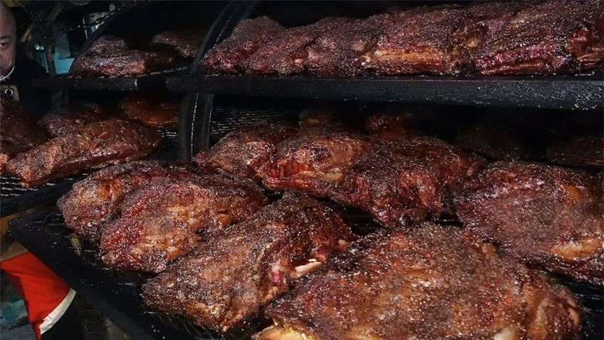 365天不灭的德州烤肉店，烟熏牛胸肉排队排到街角