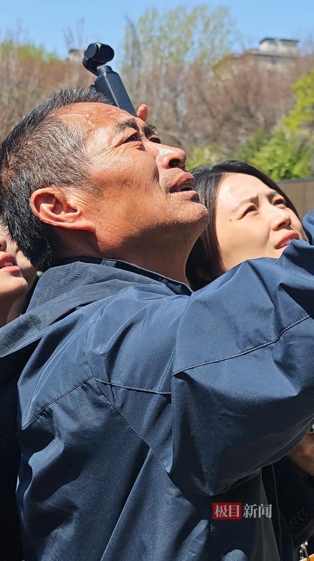 浙江衢州的烈士家属陈春富在陵园烈士英名墙上寻找他大伯陈文元的名字