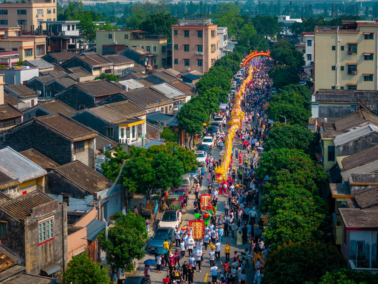 80人合舞200余米长龙 中山“沙溪三月三”巡游启幕 百年民俗焕新彩