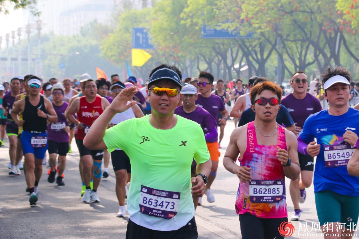 激烈的角逐中，选手们展现了极高的竞技水平。不少参赛选手都创造了个人最好成绩 李卓然摄