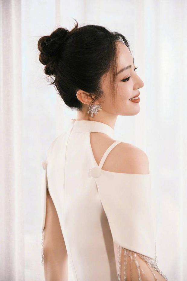 董璇面露温柔笑容，亲和力十足。