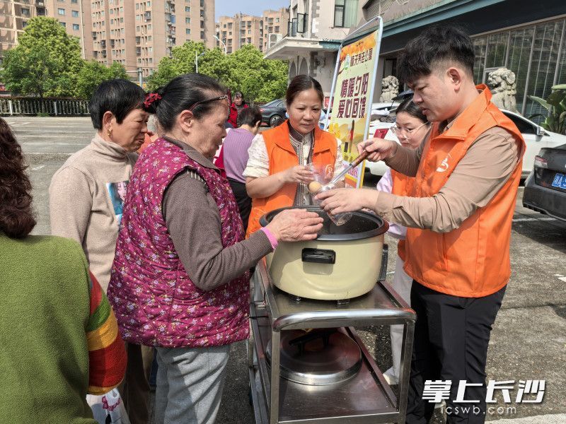 地菜煮鸡蛋很受大家欢迎。  均为长沙晚报通讯员 陈漪 摄