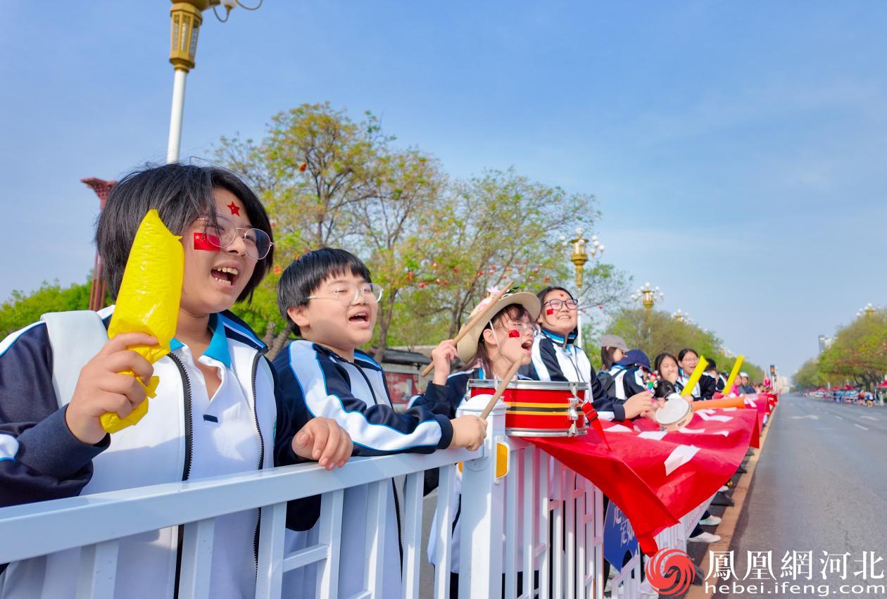 志愿者们为参赛选手加油助威 李卓然摄