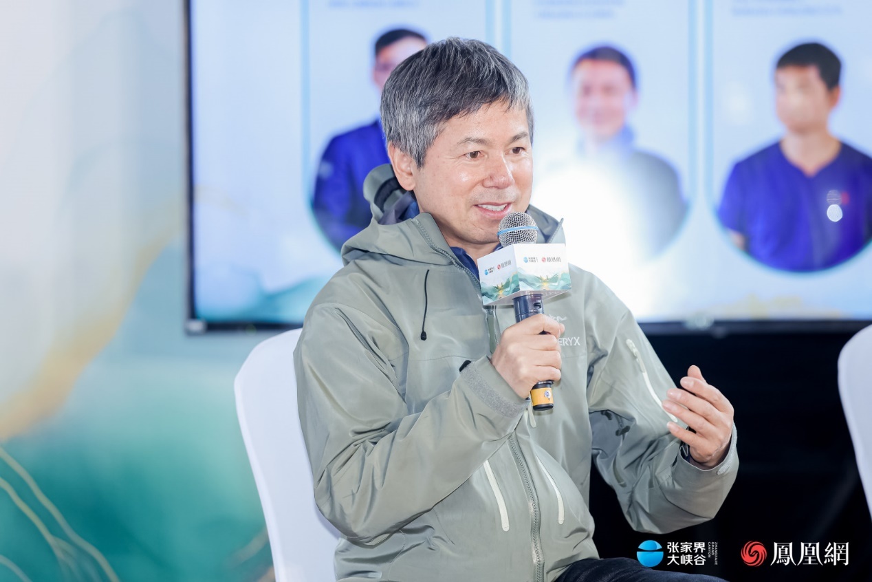 (宿集营造社召集人、飞茑集创始人、杭州民宿行业协会执行会长夏雨清在张家界悦读共创大会上作分享。)