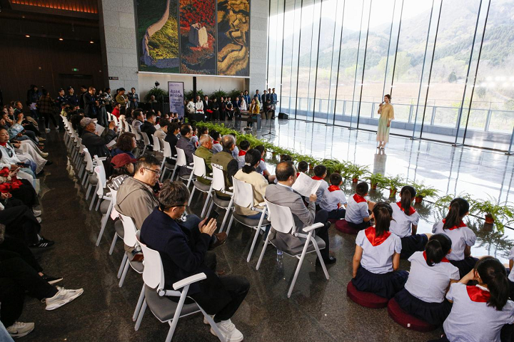 秦皇岛市举办“我在长城脚下读长城”经典文学艺术诵读大会