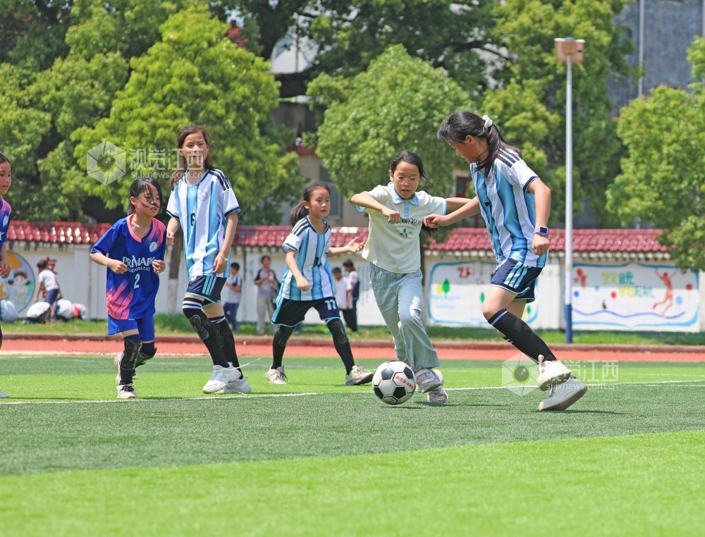 2026年4月20日，江西省吉安市泰和县滨江小学学生正在校园足球联赛上竞技比拼。